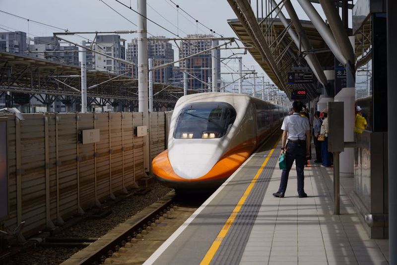 KTX 고속열차 플랫폼 출발 장면