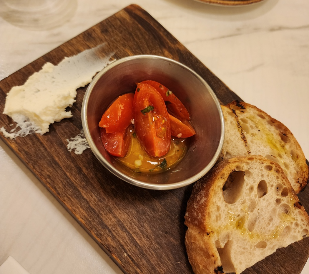 식전빵과 마리네이드토마토와 크림치즈