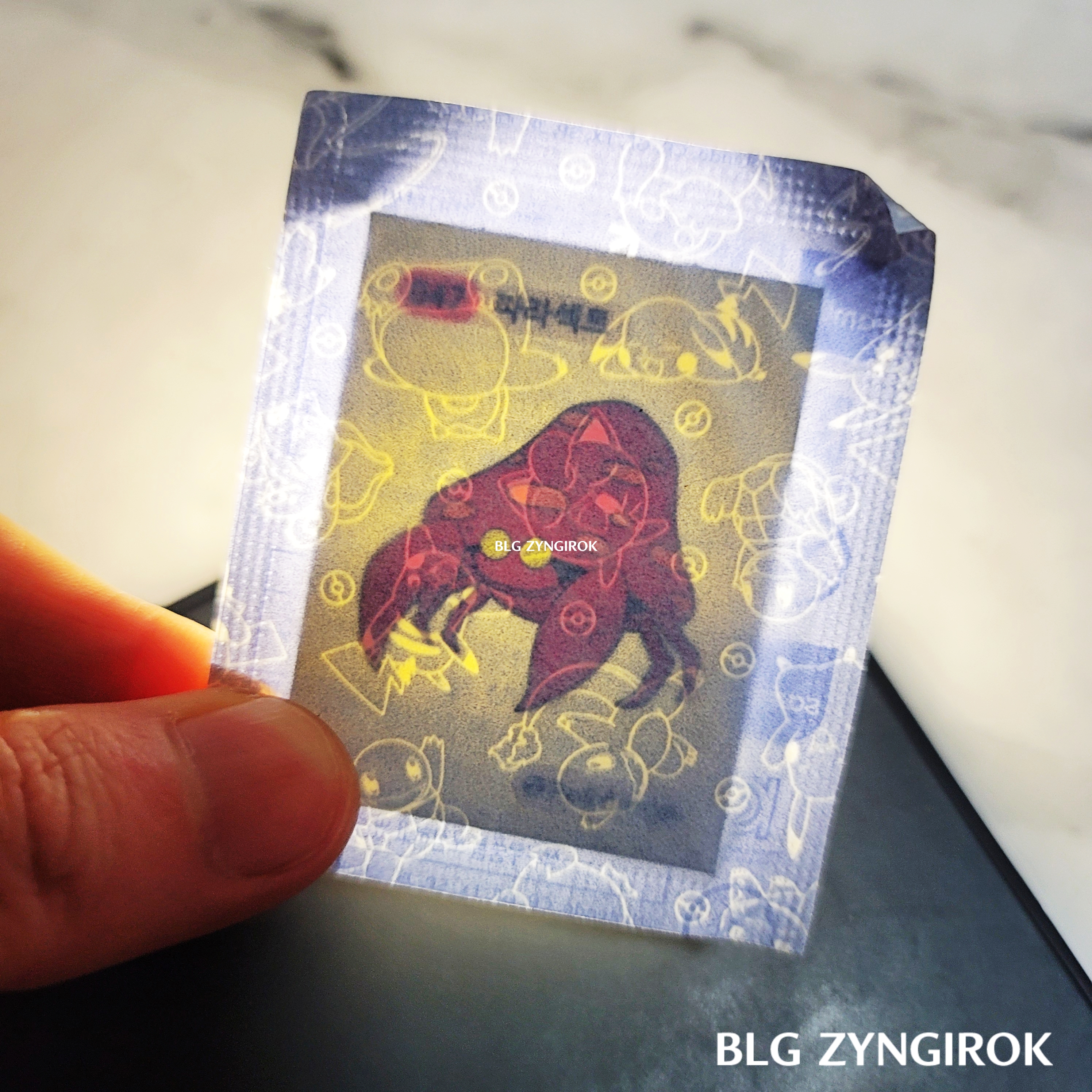 띠부띠부씰-미개봉-파라색트를-들고있다.