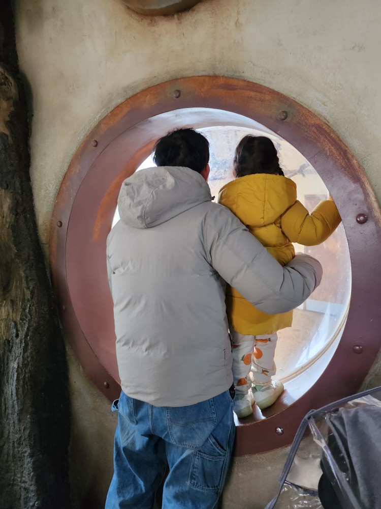 다람쥐 원숭이를 구경하는 가족