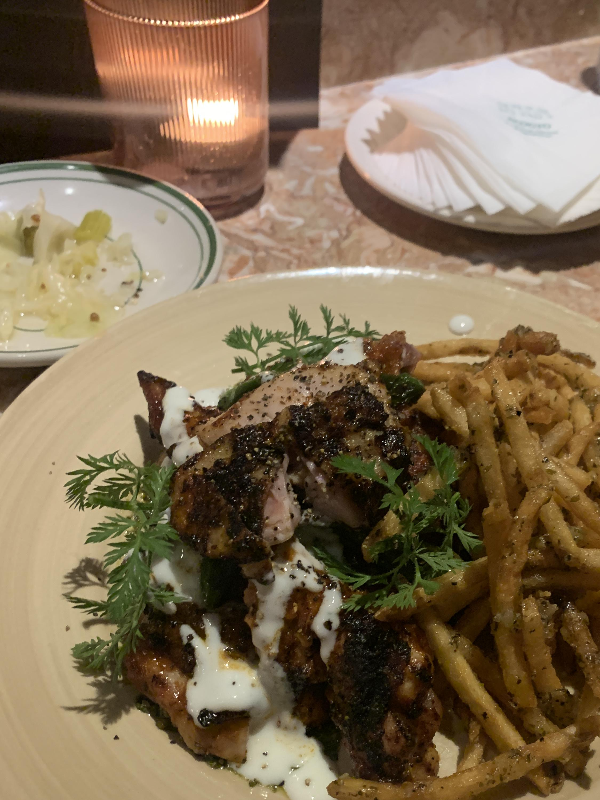 그릴 치킨 레몬 요거트 소스 뿌려져있고 감자튀김도 있다.
그릴 치킨 반 감자튀김 반