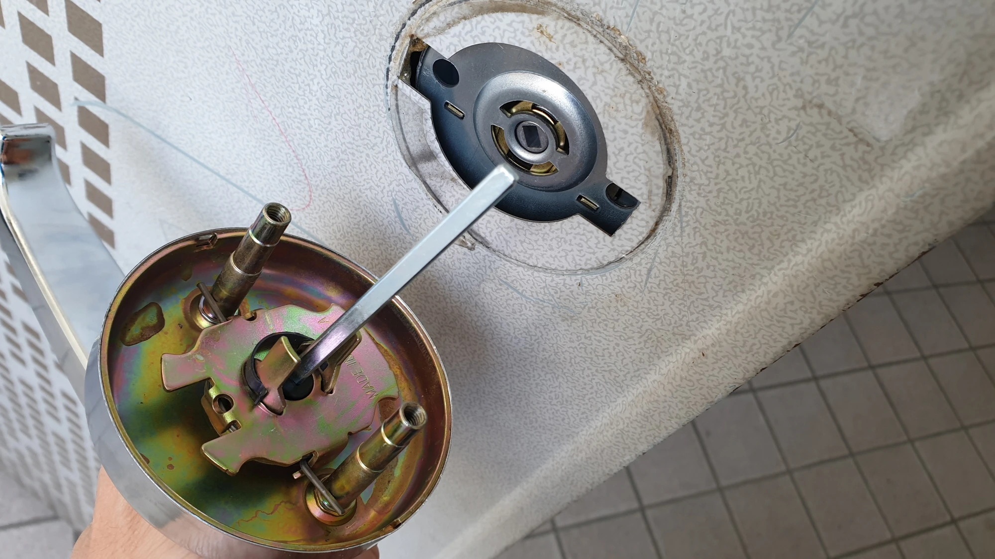 실외 손잡이 끼우는 모습