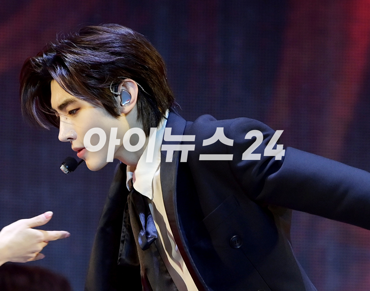 그룹 엔하이픈 성훈이 22일 오후 서울 성북구 안암동 고려대학교 화정체육관에서 열린 엔하이픈(ENHYPEN) 미니 4집 &#39;다크 블러드(DARK BLOOD)&#39; 발매 기념 미디어 쇼케이스에서 타이틀곡 &#39;바이트 미&#39; 무대를 선보이고 있다. [사진=정소희 기자]