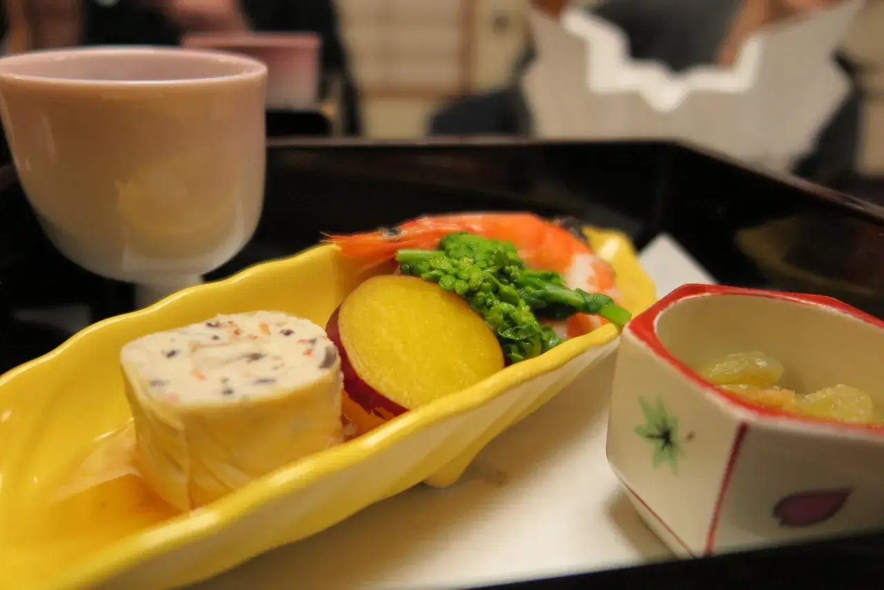 삶은 고구마와 채소 요리&amp;#44; 가을철 건강한 식단에 좋은 제철 음식