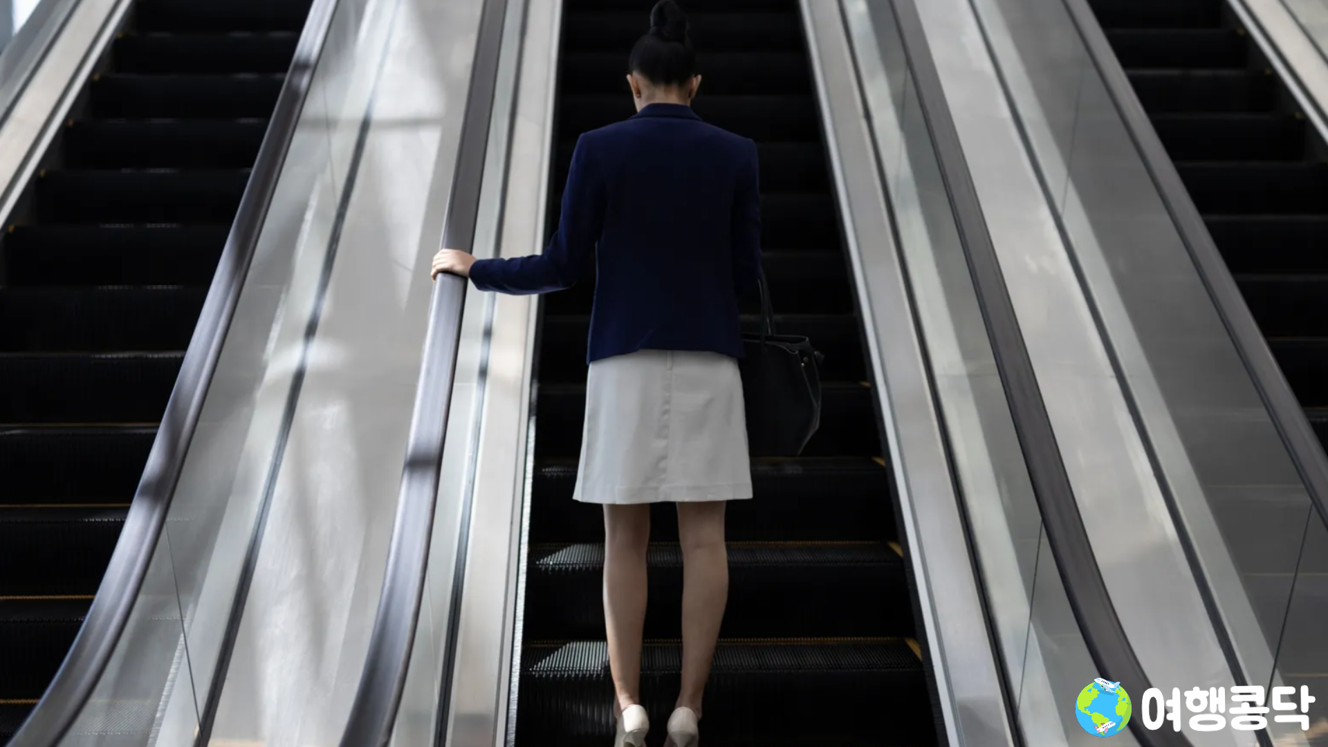 2️⃣ 에스컬레이터에서 한쪽으로 서기