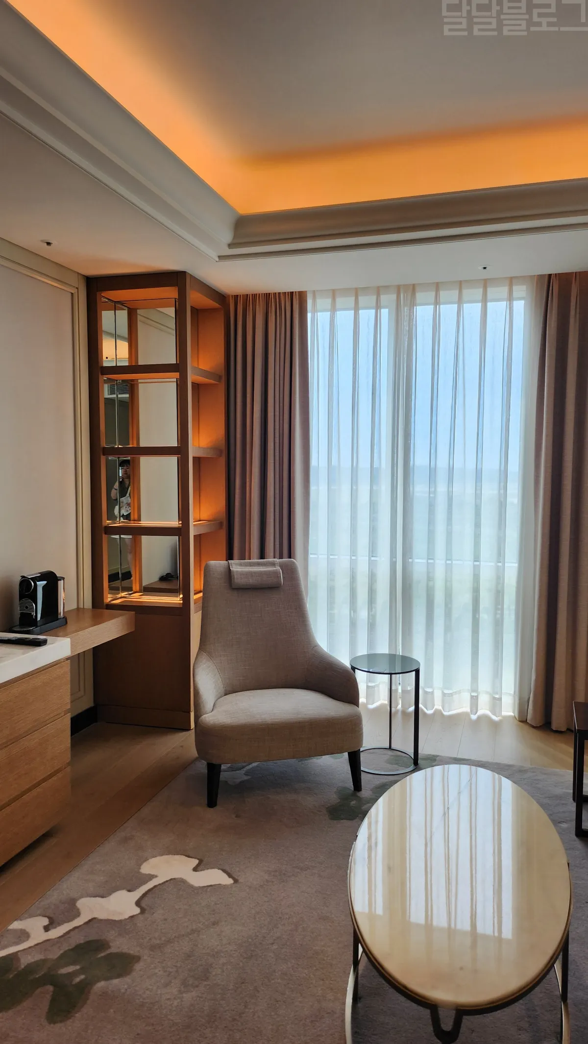 인천-파라다이스시시티-프리미어-디럭스-트윈-룸-소파