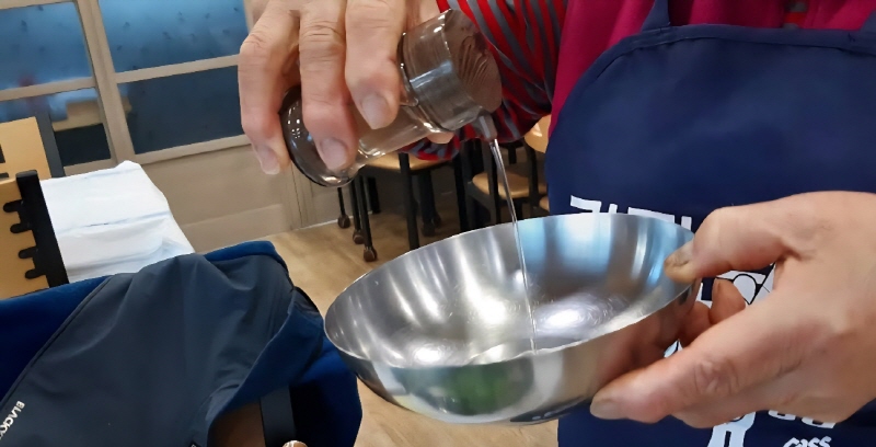 식초를 넣어 먹는 물메기탕