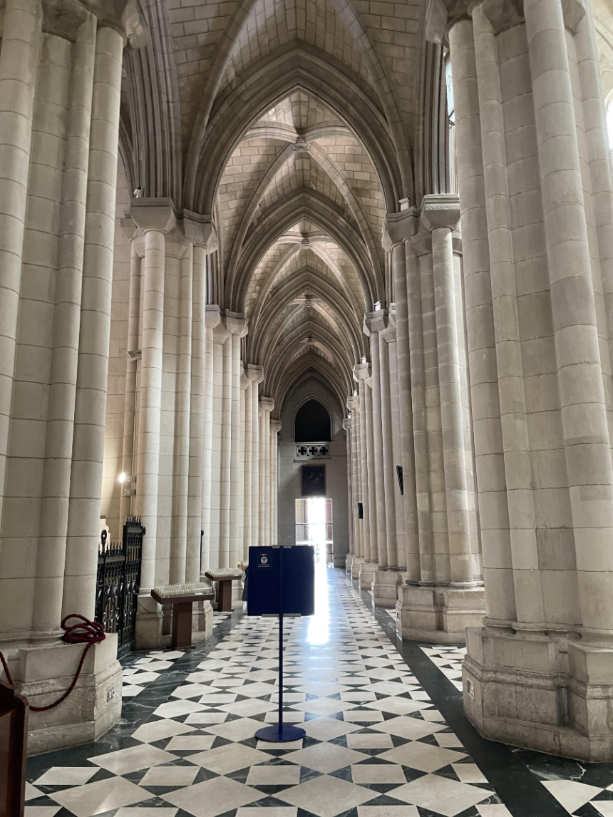 알무데나 대성당 실내