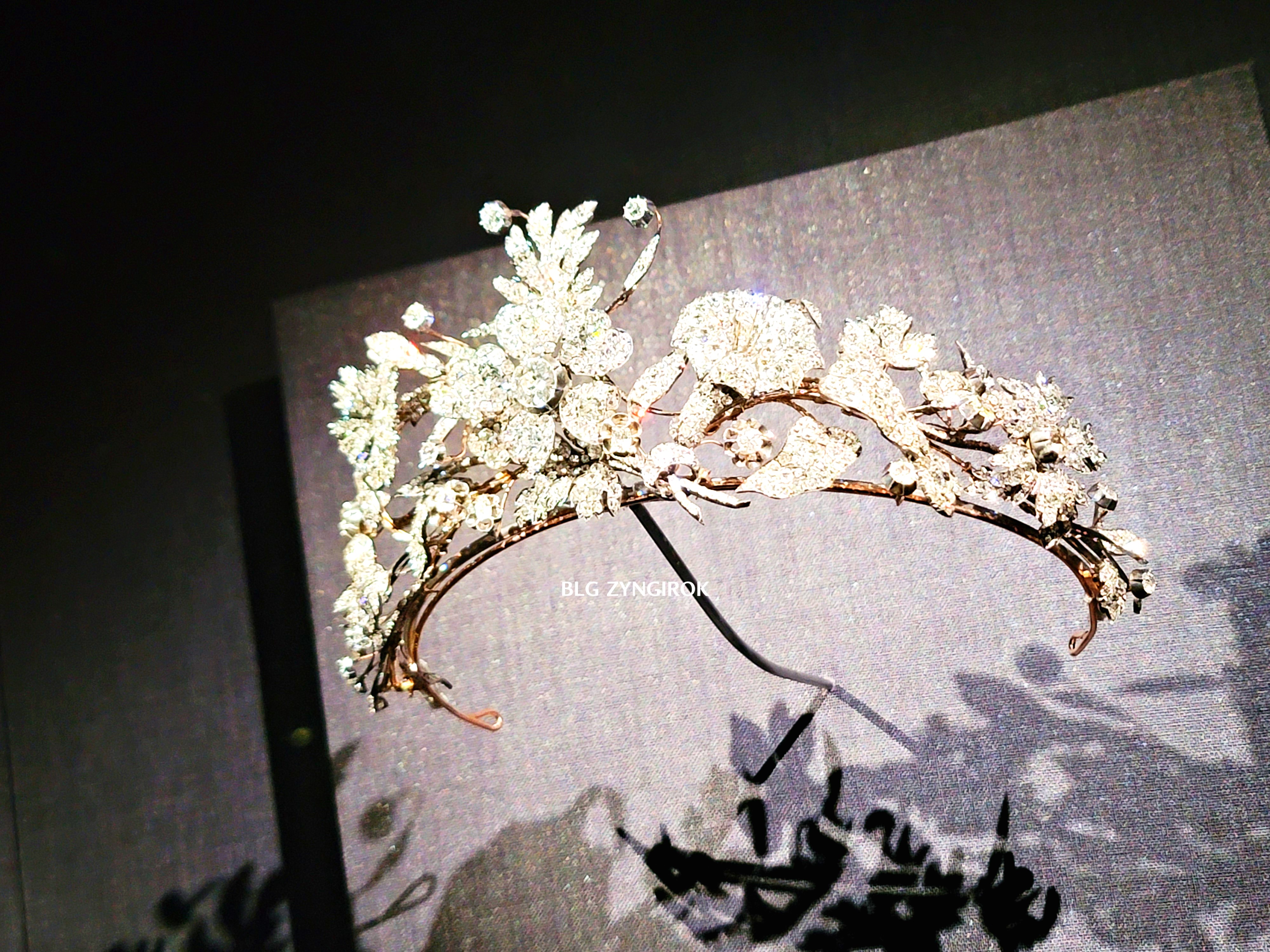 롯데타워 - 롯데뮤지엄 고혹의 보석 매혹의 시간 - 티아라 전시품 모습이다.