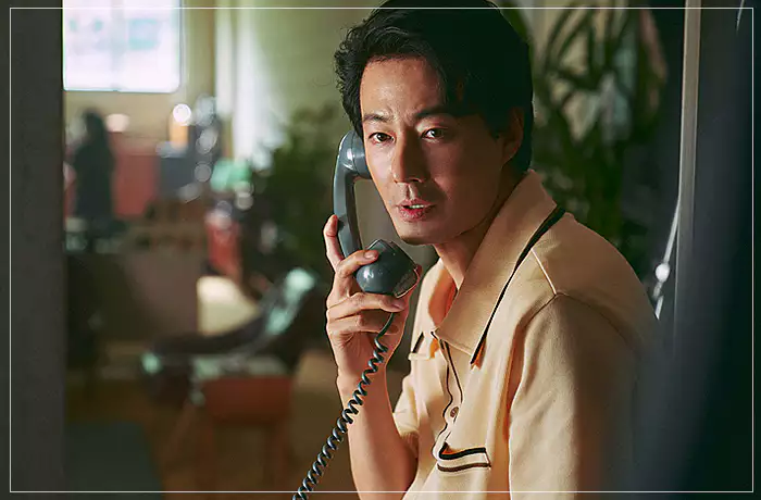 밀수-전화를-받고-있는-권-상사