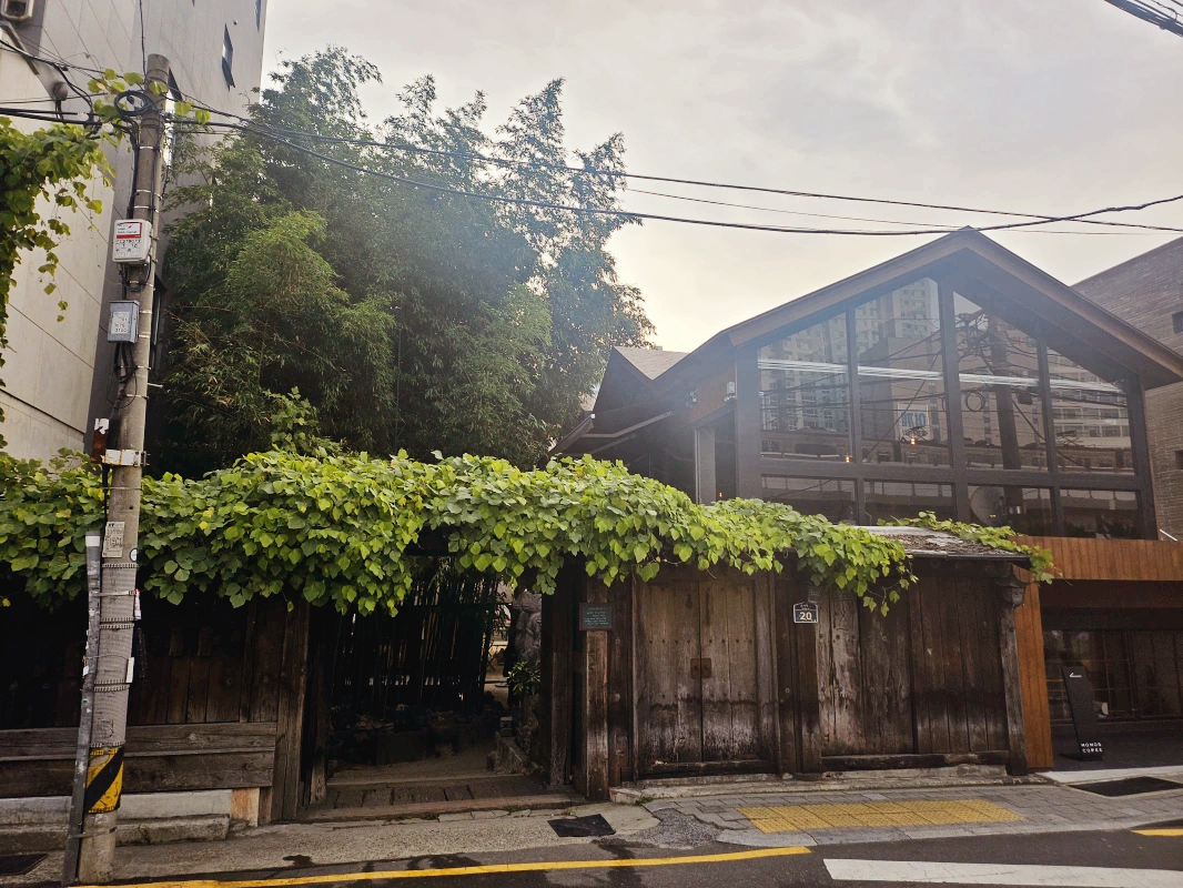 모모스커피-모모스입구-입구외관 및 2층전경