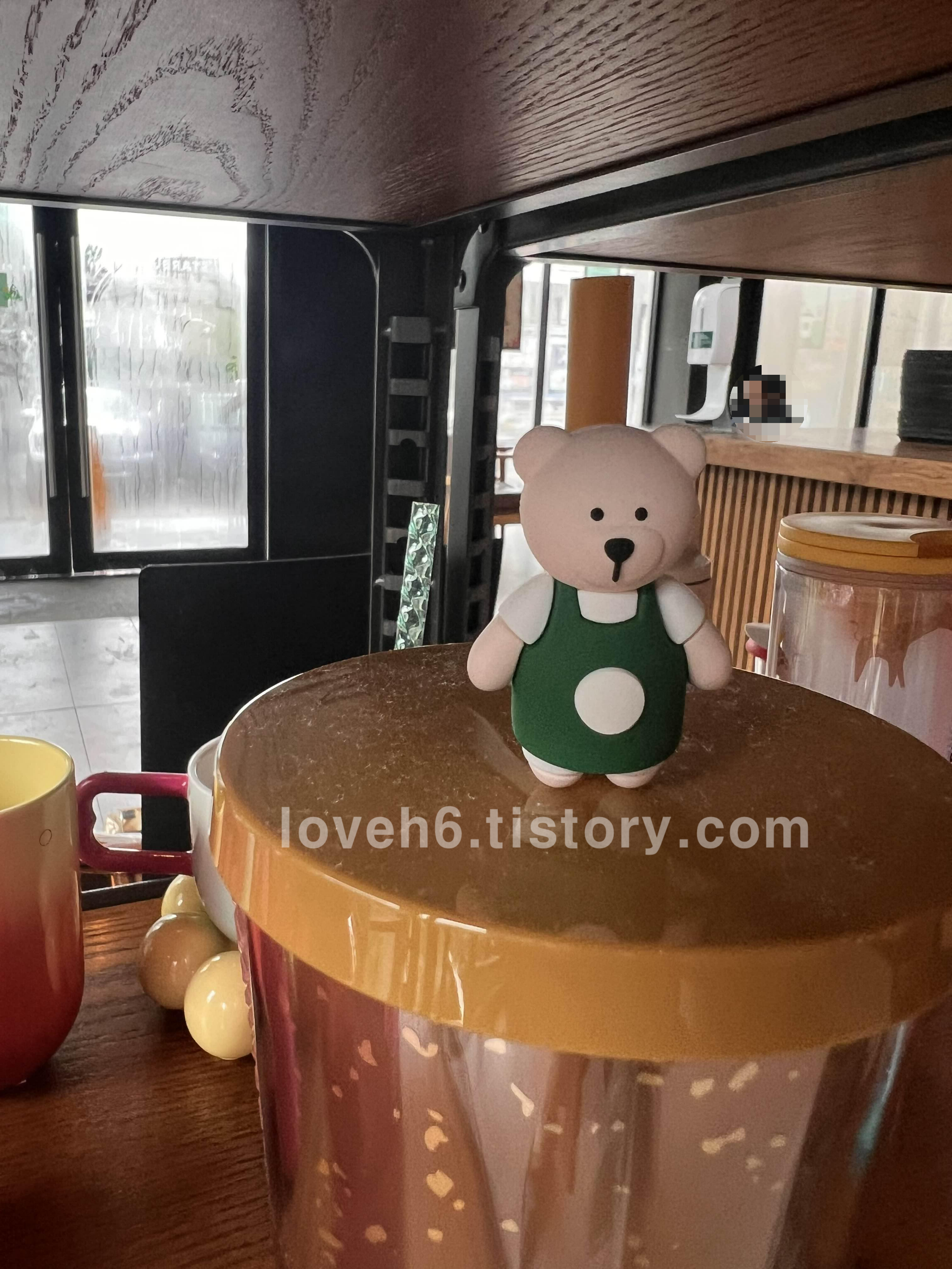 특히나 이 귀여운 텀블러
너무 탐났습니다..
지금 보고 있는 텀블러는 빨대에 곰돌이
보형이 달려있어요 녹색 옷을 입고 있는 아주 귀여운 곰돌이 입니다