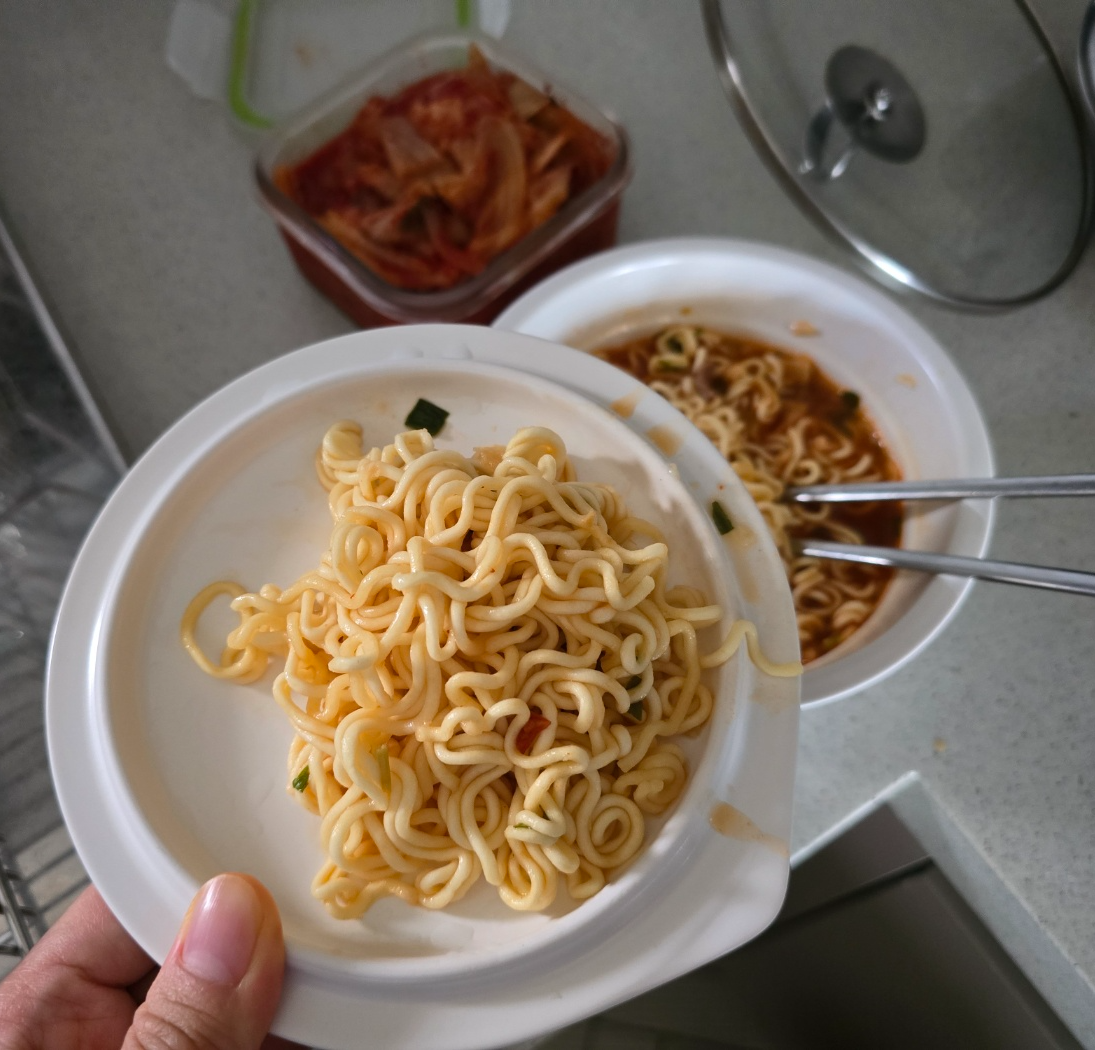 라면을 넣은 도자기컵라면용기