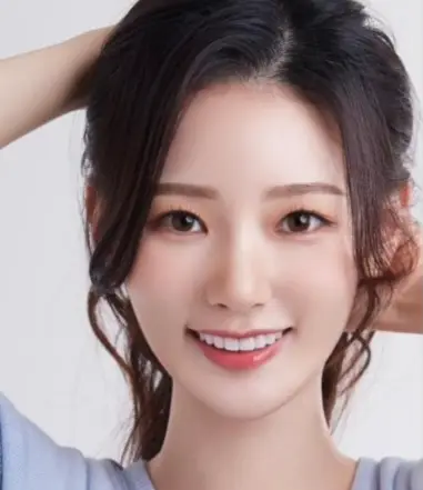 환승연애3-
웨이브진 머리를 두손을 이용해 뒤로 하나로 잡고 웃으며 정면을 바라보는 이유진