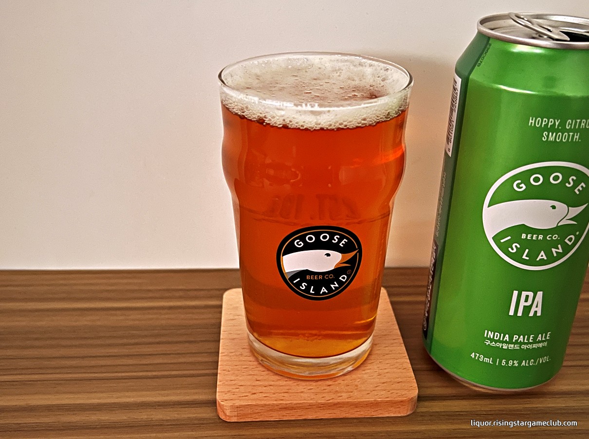 구스 아일랜드(Goose Island) IPA 맥주를 전용잔에 한잔 따라 놓은 사진