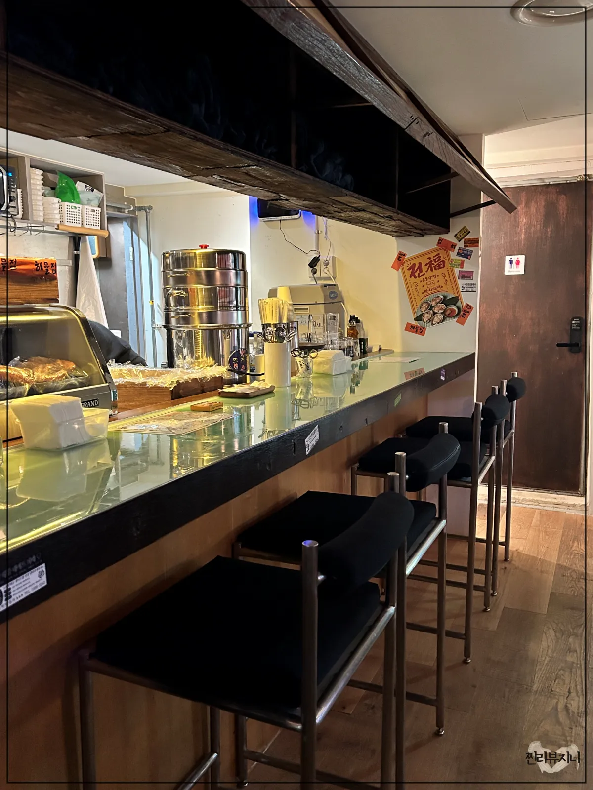 신용산-술집-해물점-포장마차 분위기의-내부-다찌석