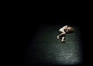 소녀가 고통 받고 있는 모습