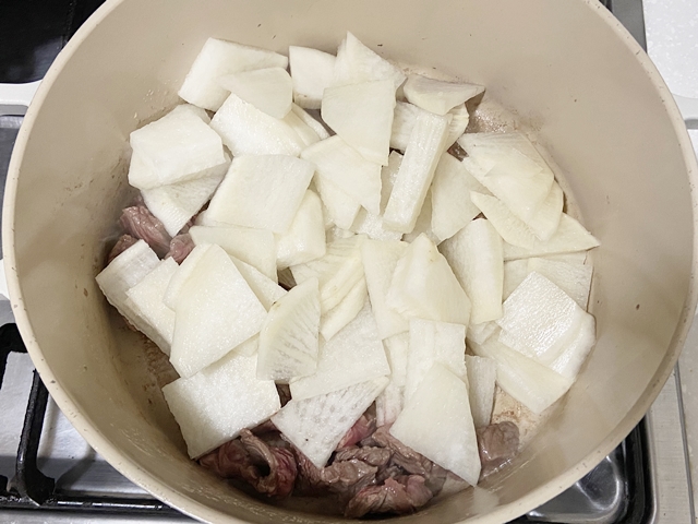 잘볶아진 소고기 위에 썰어둔 무를 넣는다