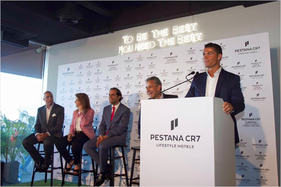 마데이라 섬의 페스타나 CR7 호텔은 유명 축구선수 크리스티아누 호날두와의 협업으로 큰 화제가 되었습니다.