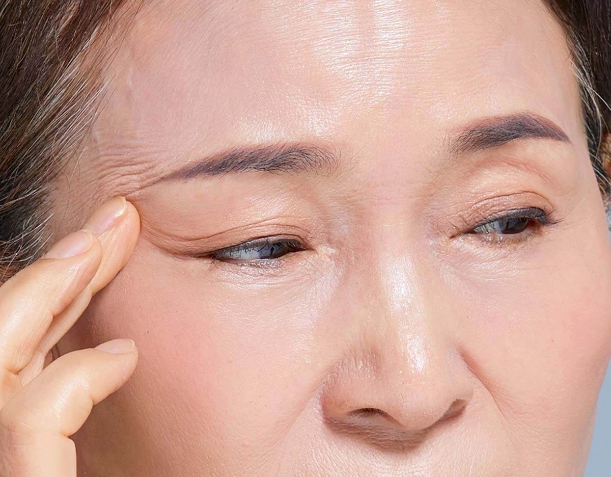처진 눈 관리와 눈가 주름 홈케어 방법을 보여주는 스킨케어 이미지로 레티놀 히알루론산 펩타이드 성분을 활용한 안티에이징 관리법과 아이크림 사용법을 설명하는 뷰티 케어 콘텐츠