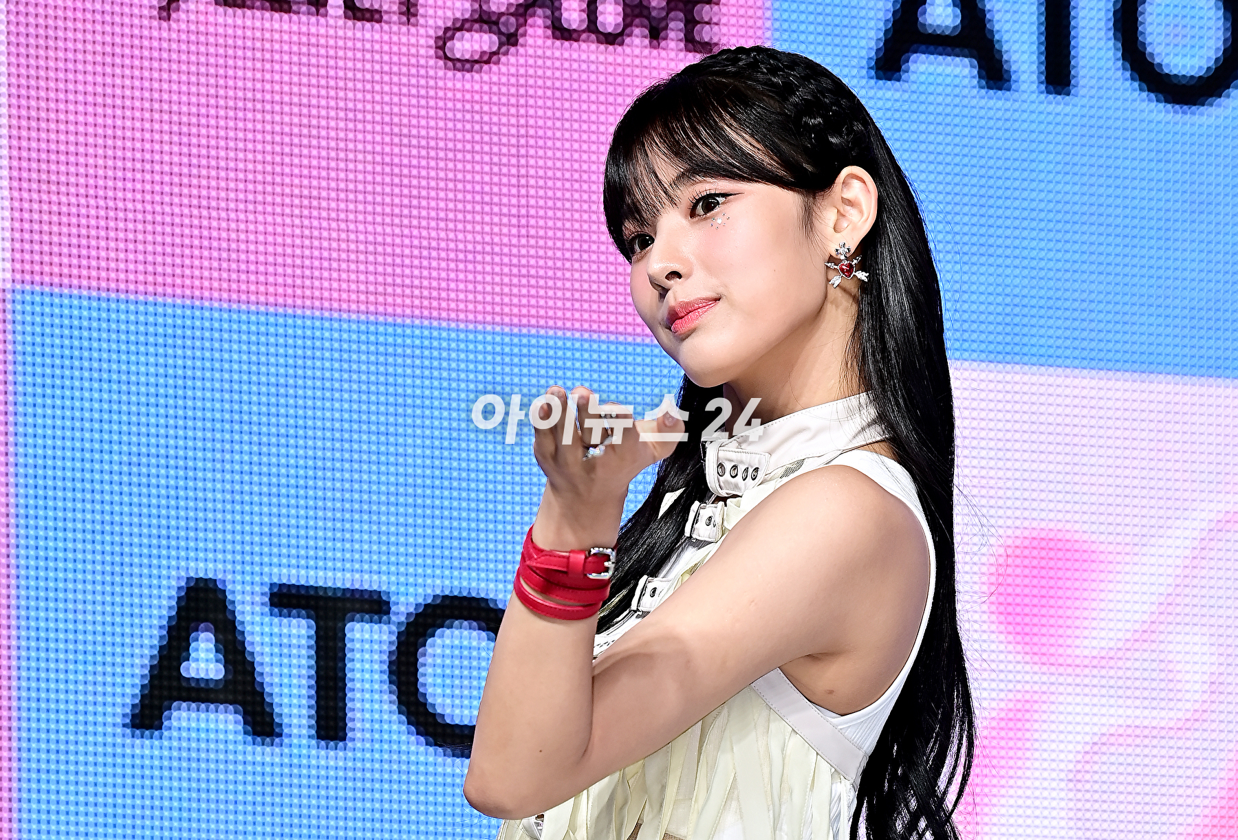 그룹 엔믹스 출신 지니(JINI)가 11일 오후 서울 서교동 메세나폴리스에서 진행된 첫 EP 앨범 '언 아이언 핸드 인 어 벨벳 글로브(An Iron Hand In A Velvet Glove)' 쇼케이스에서 무대를 선보이고 있다. [사진=곽영래 기자]