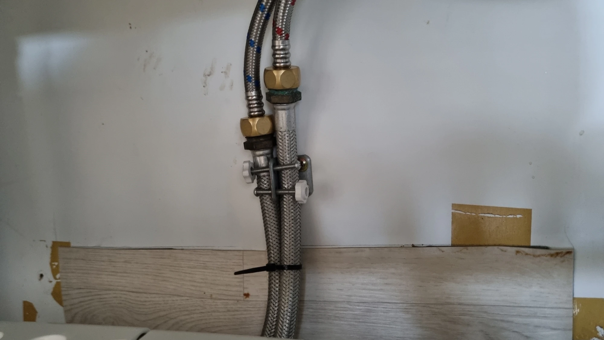 싱크대 급수 호스 수압 조절 불가 상태