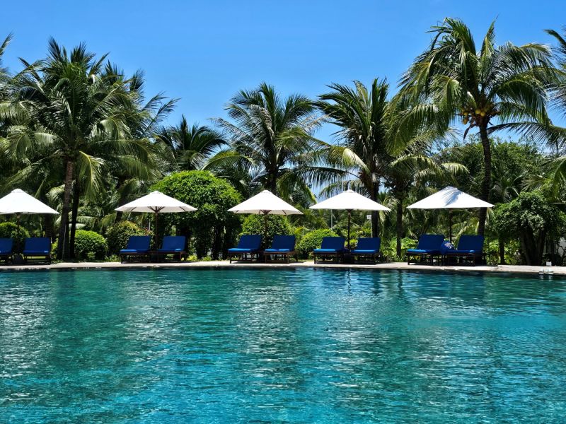 리비에라 리조트 메인타워 앞 수영장 모습