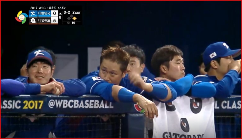 네덜란드에게 wbc 참패하며 예산탈락하는 과정에서 실실 웃으면서 신나고 있는 김재호와 국가대표