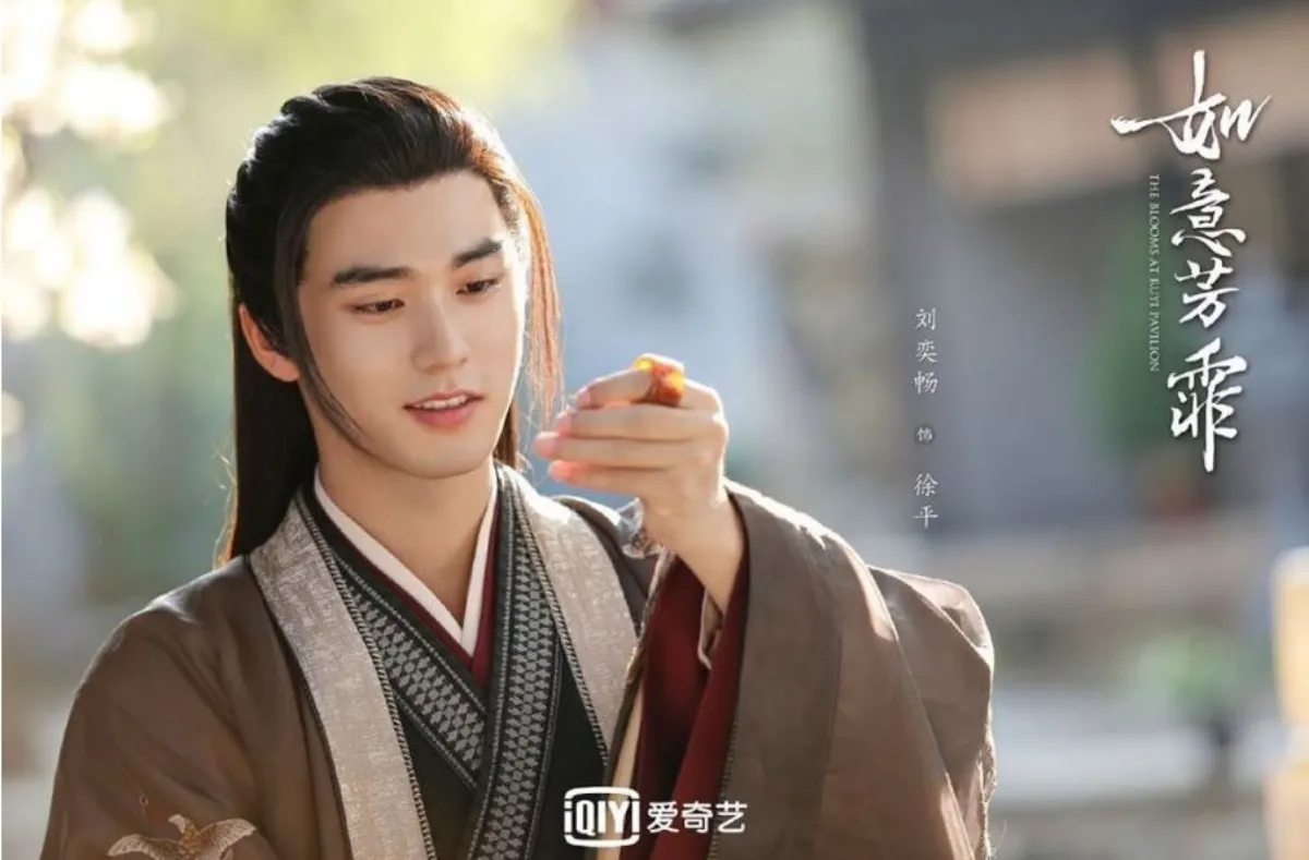 무언가를-들고-미소짓고있는-안왕