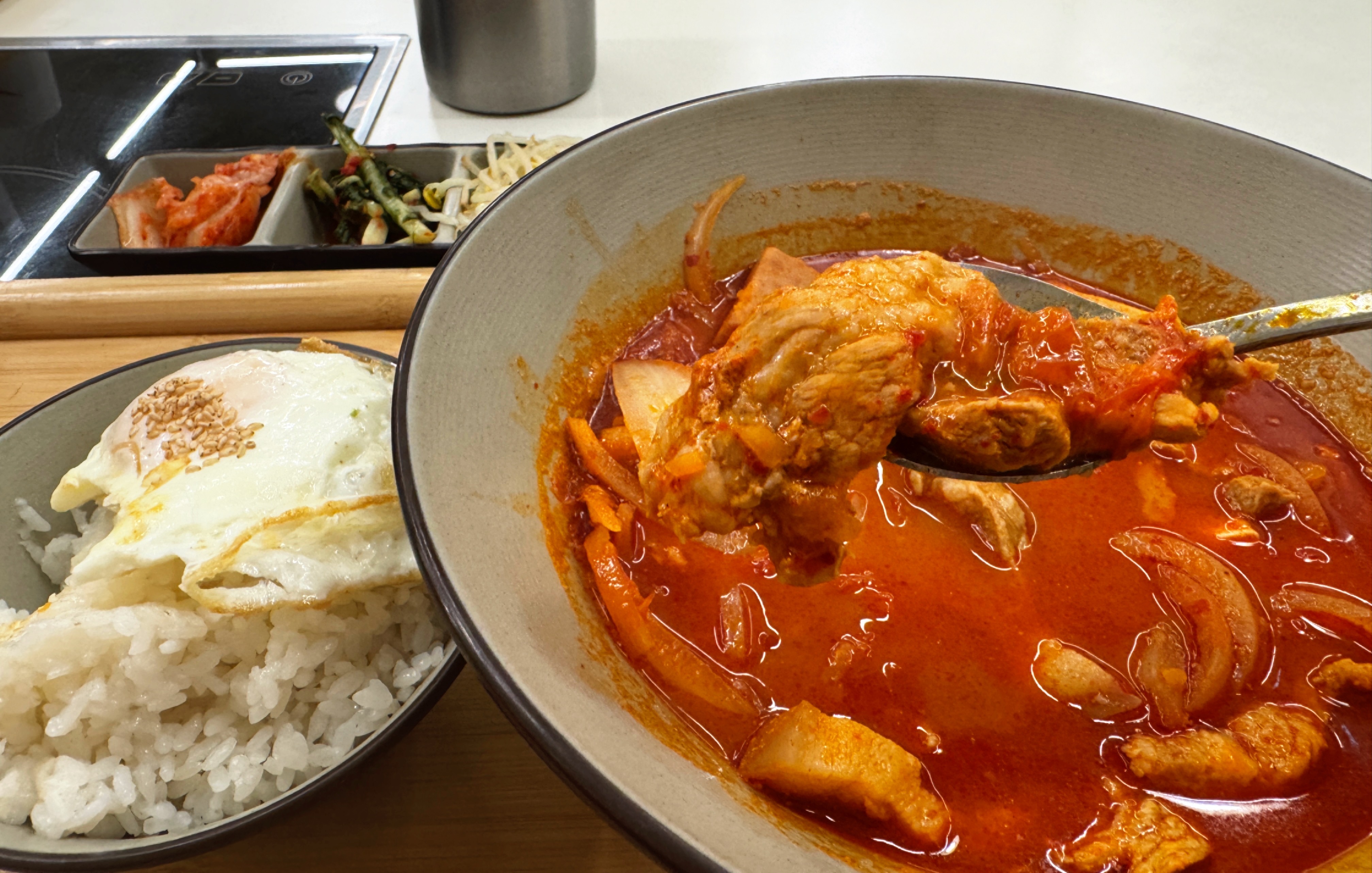 용인 수지구 동천동 바른식탁 김치찌개 건더기 클로즈업. 두툼한 고기 덩어리를 건져 올린 모습.