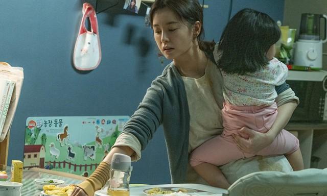 아이를 안고 집안일은 하는 모습