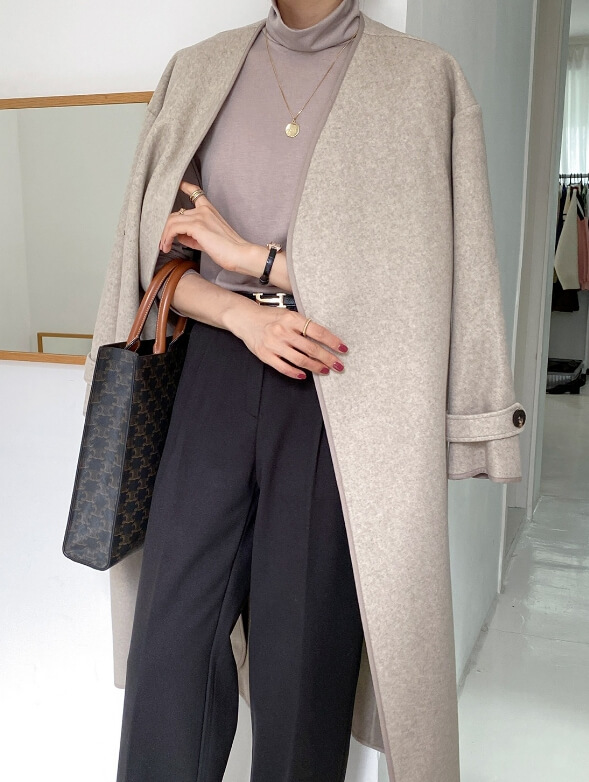 어깨에 걸친 모습