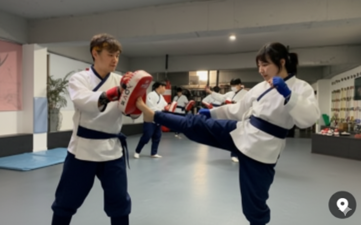 운동복을 입은 남녀가 택견 수련을 하는 모습