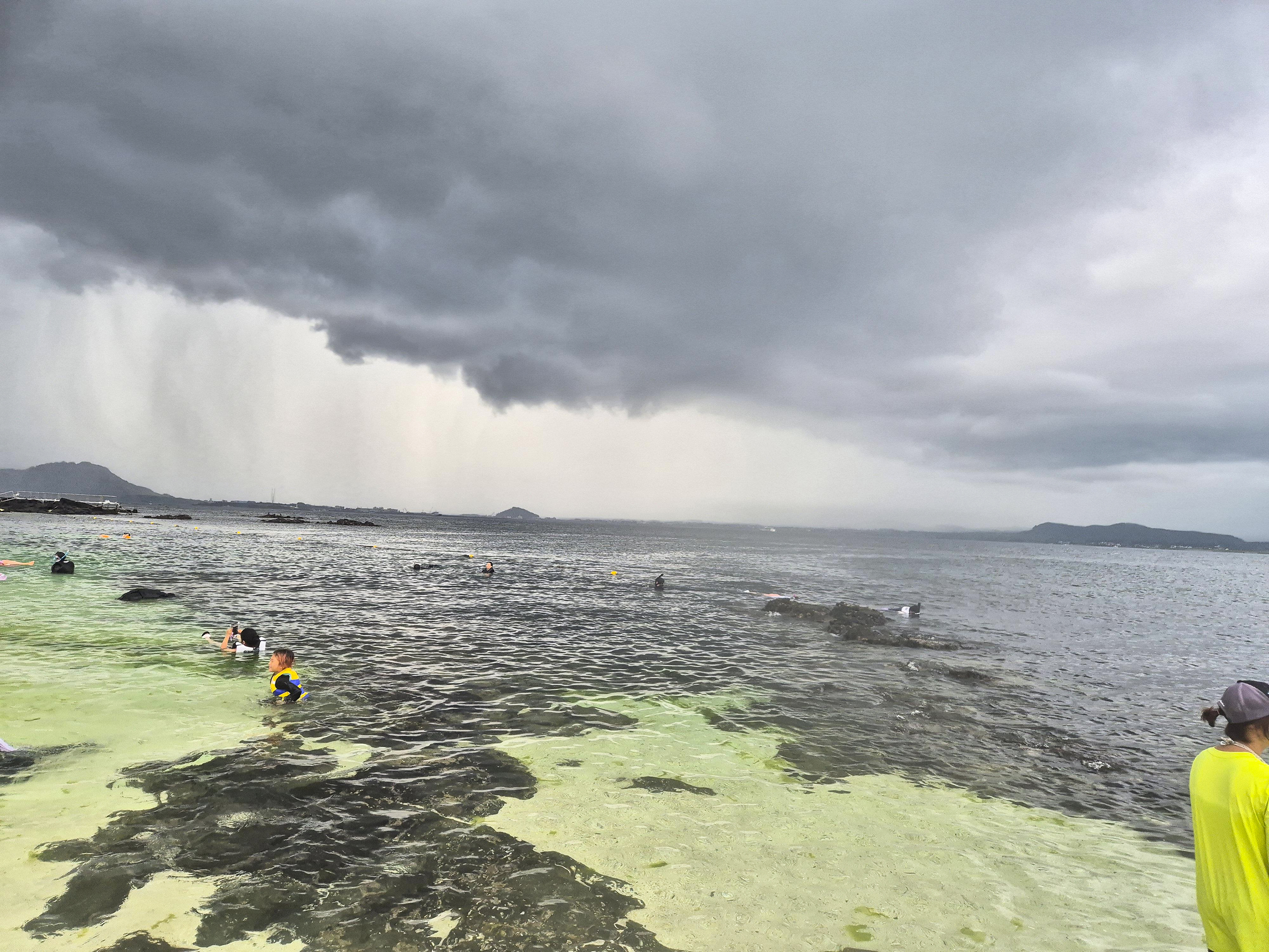날씨가 좋지 않아도 스노쿨링 및 물놀이를 즐기는 사람들 2