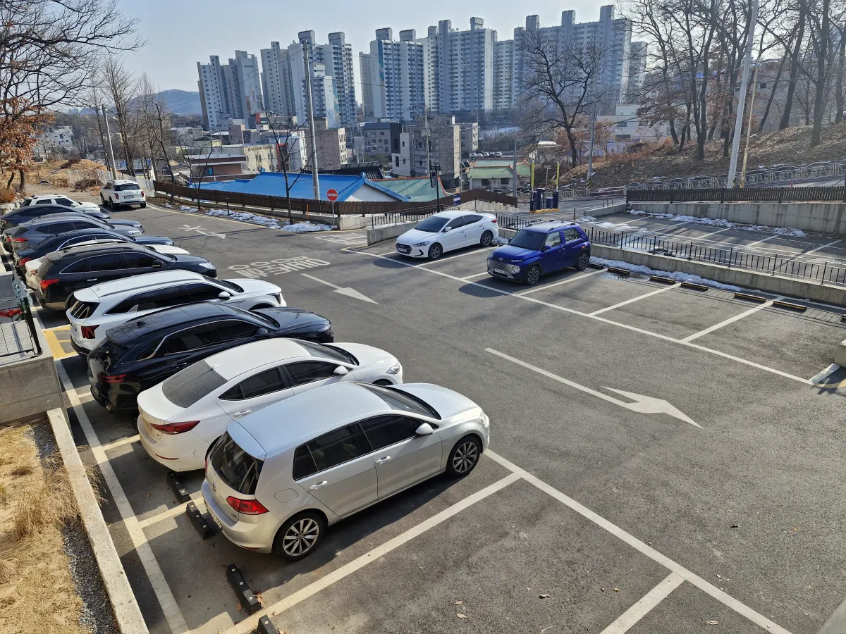 넓은-주차장에-자동차들이-있는-모습