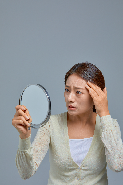 거울을 보는 여성