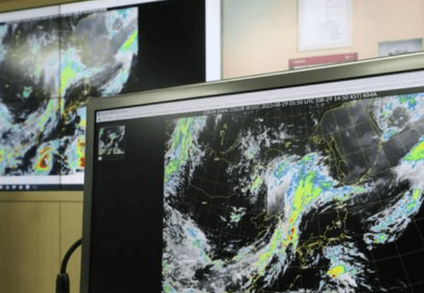 모니터에 실시간 태풍 이동 경로가 보여지고 있는 장면