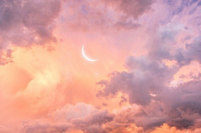 구름 낀 하늘에 초승달과 작은 별