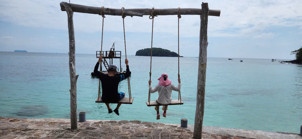 메이롯 섬의 포토 스팟 커플 그네