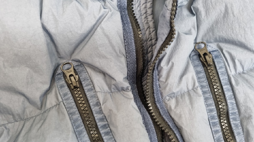 거위털-패딩-세탁방법-지퍼잠그기