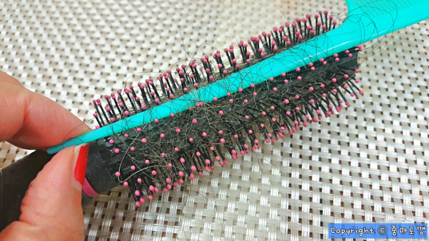 꼬리빗으로-머리카락-꺼내기