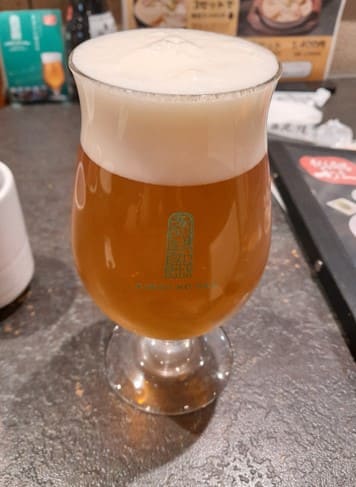 잔에 맥주가 따라져 있다