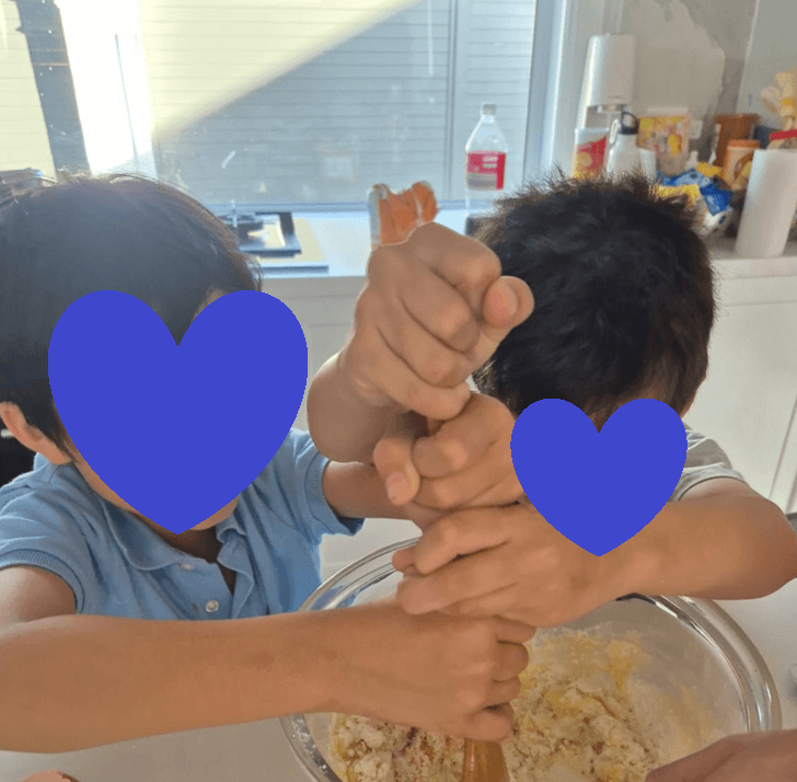 플레이데이트; 함께 쿠키를 만드는 아이들