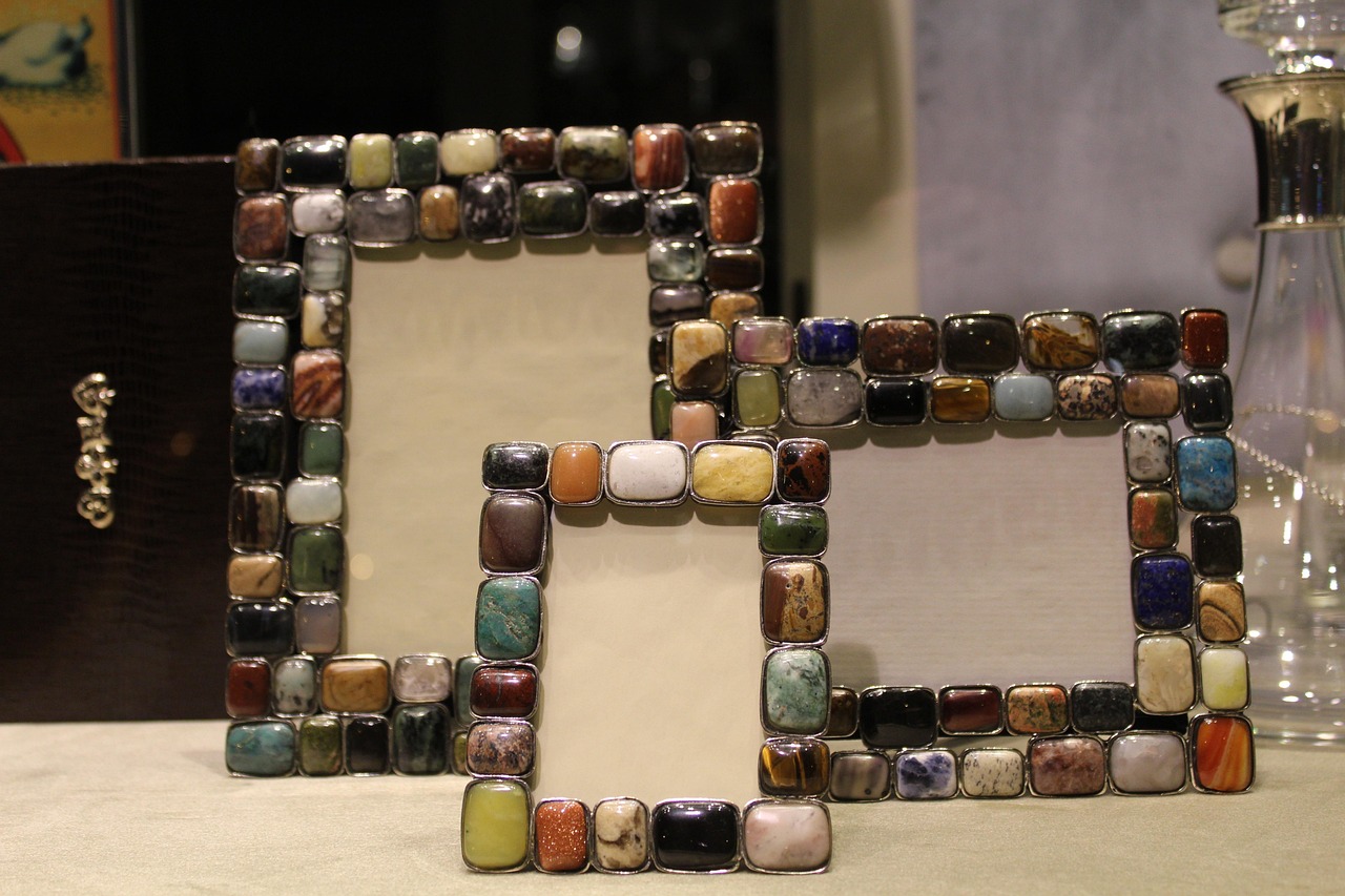 낡은 액자를 다시 살리는 액자 복원 장인의 하루