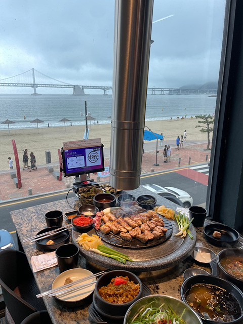 부산 수영구 광안리 맛집 현지인 추천 부산여행 로망스 대영횟집 석화연 수변최고돼지국밥 마담에뽀끄 아메리칸빌리지 진곰탕진해장 오륙도횟집 디에이블 무쇠김치삼겹