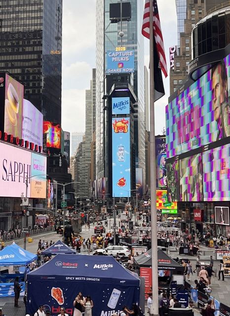 롯데칠성음료는 7월 14일 뉴욕 타임스퀘어에서 '매운 음식을 먹을땐 밀키스’ 메시지를 담은 옥외광고를 진행했다.