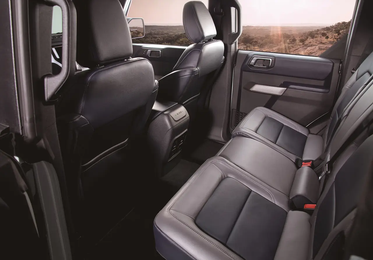 포드 브롱코 차량 이미지 내부