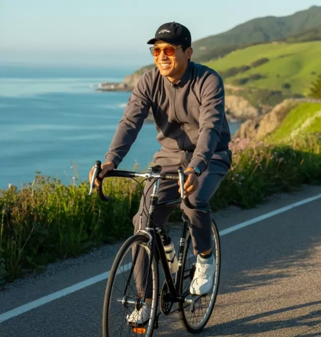 즐겁게 자전거 타고 있는 사람