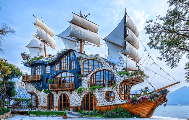 멋진 바이킹 배처럼 생긴 카페가 있다. 하얀 돛들이 가득 하고 하얀 벽돌로 벽을 만들었다.