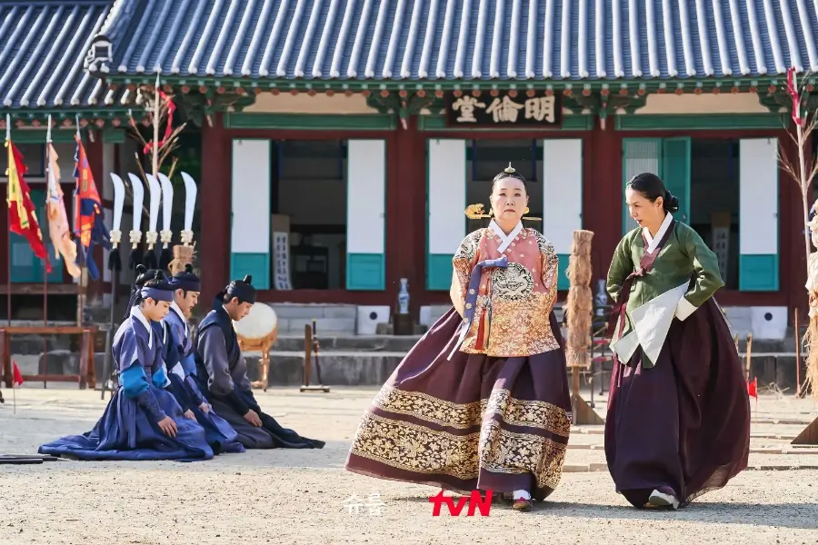슈룹 명륜당 앞을 걷는 권력의 실세 대비 김해숙과 엎드린 왕자들. 가부장제와 억압적 시집살이를 상징하는 지배구조